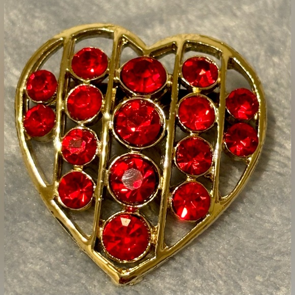Beautiful heart shaped Brooch with Red crystals. Great for Valentines Day - Picture 3 of 15